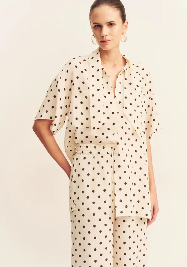 93_Houston_Side_Split_Short_Sleeve_Shirt_1261014_BLANC_POLKA_6_539df8e9-d80f-42d0-a4e8-19ffbf72be19